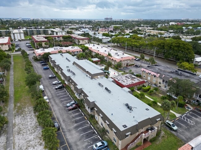 Building Photo - 495 SE 8th St