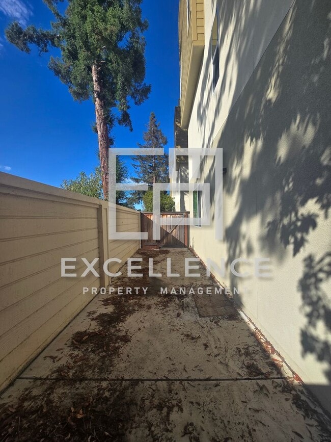 Building Photo - 611 Coco Ct