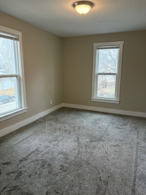 Building Photo - 404 E 8th St