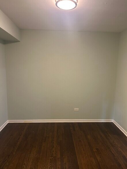 Building Photo - 1538 W Chase Ave