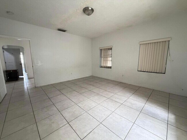 Building Photo - 313 N Krome Ave