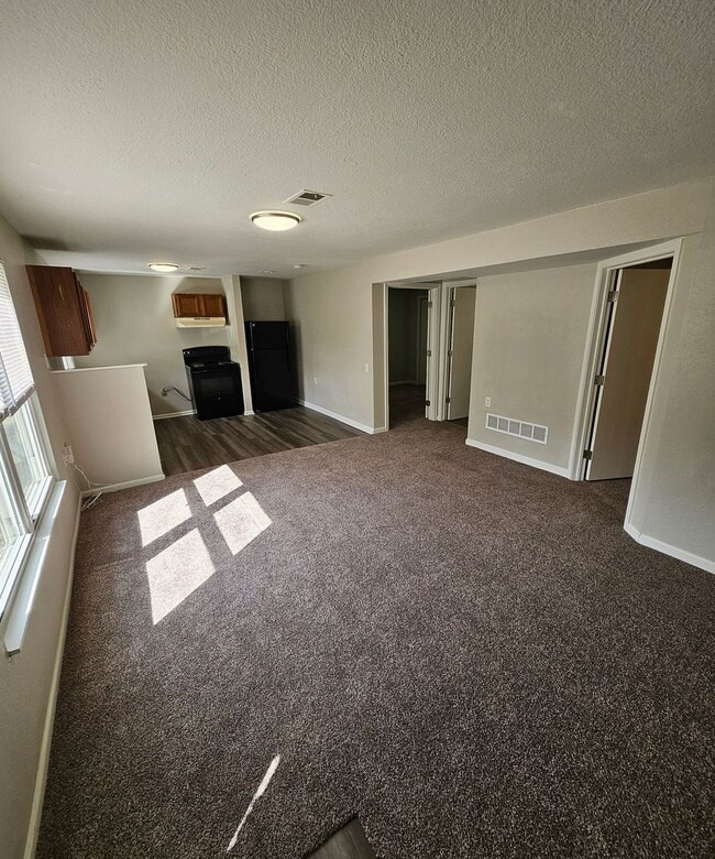 Building Photo - Modern Makeover in KCMO — Renovated, Pet-F...