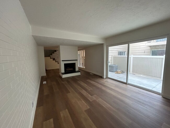 Building Photo - 4 Bedroom 3.5 Bathroom Townhome in Provo!