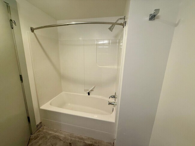 Building Photo - Veer Lofts Condominiums - South Lake Union