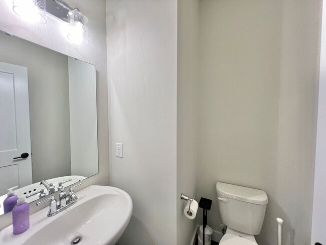 Building Photo - Stunning 3BD, 3.5BA Raleigh Townhome in a Walkable Community Near Tons of Shopping and Dining Opt...