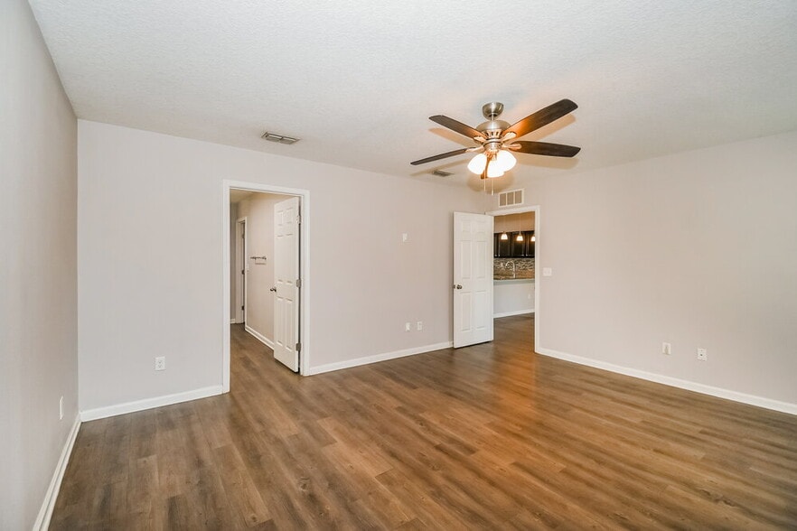 Building Photo - 6968 Loris Ln