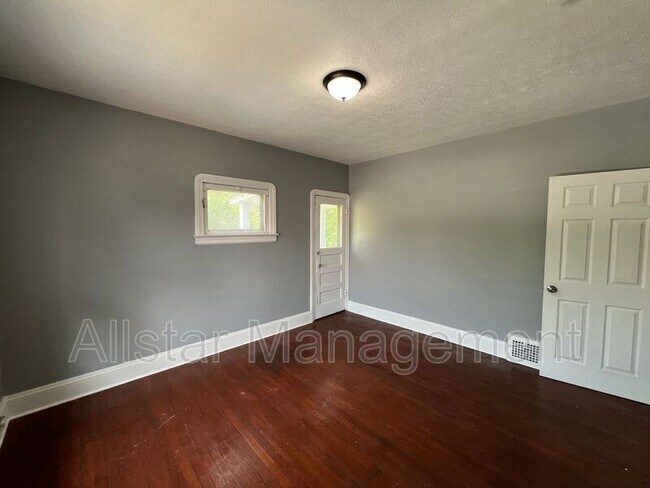 Building Photo - 3255 E 139th St