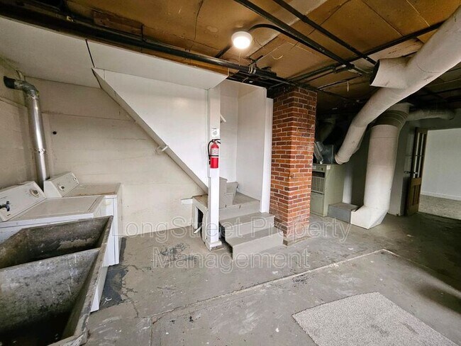 Building Photo - 801 SW Broadway Dr