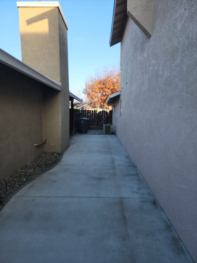 Building Photo - 3 Bedroom 2 Bath in HOA Community with Com...