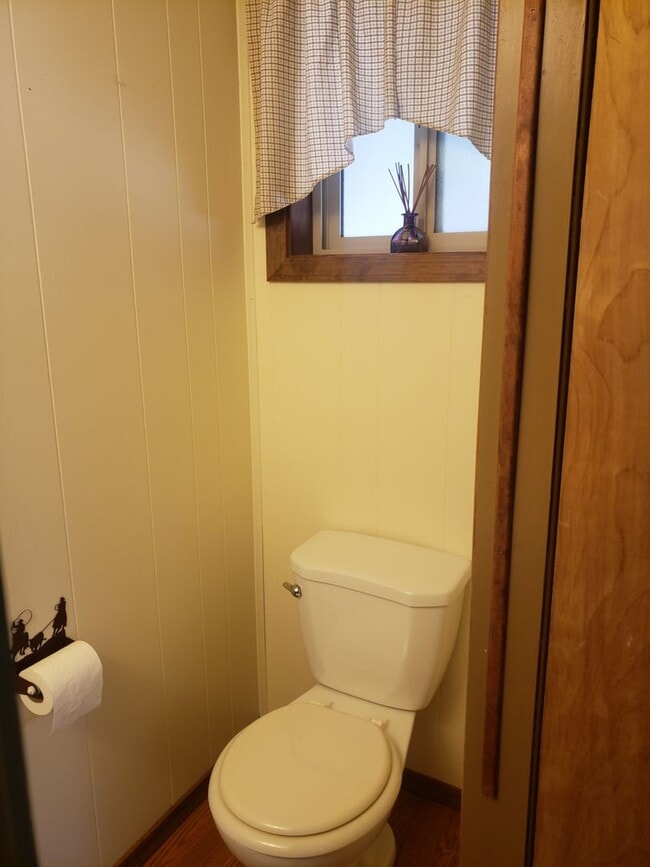 Building Photo - Adorable 2 bed / 1.5 bath with 1 car garage