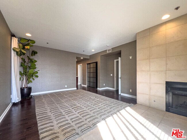 Building Photo - 935 Westbourne Dr