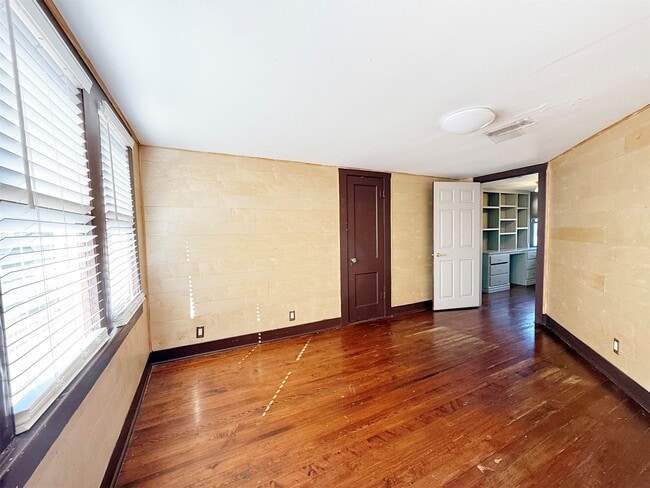 Building Photo - 2405 Sunset Blvd