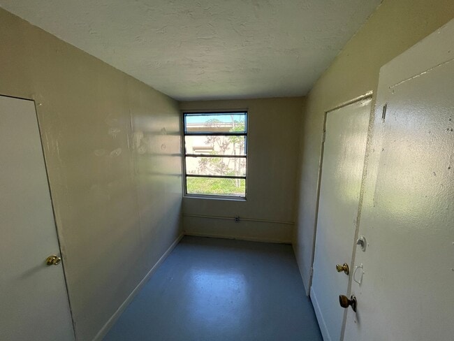 Building Photo - 2/1 Single Family Home