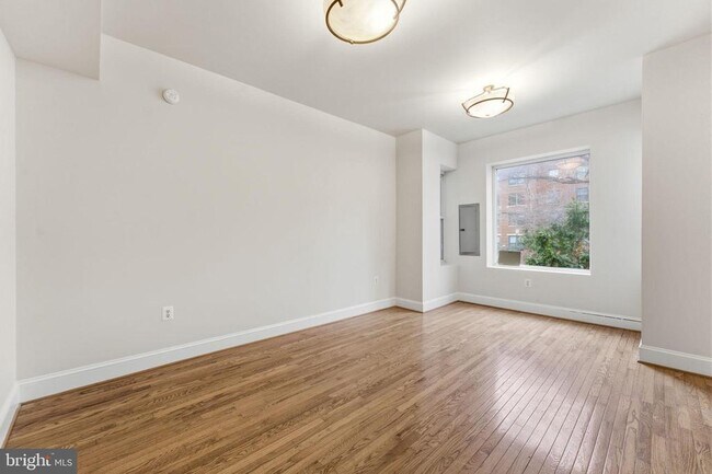 Building Photo - 1362 Irving St NW