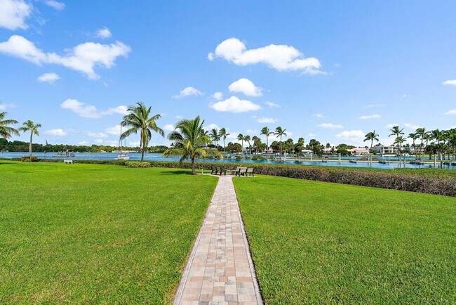 Building Photo - 755 Saturn St