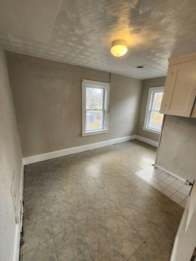 Building Photo - Charming 4-Bedroom Property in Prime Location (SECTION 8 VOUCHERS ACCEPTED)