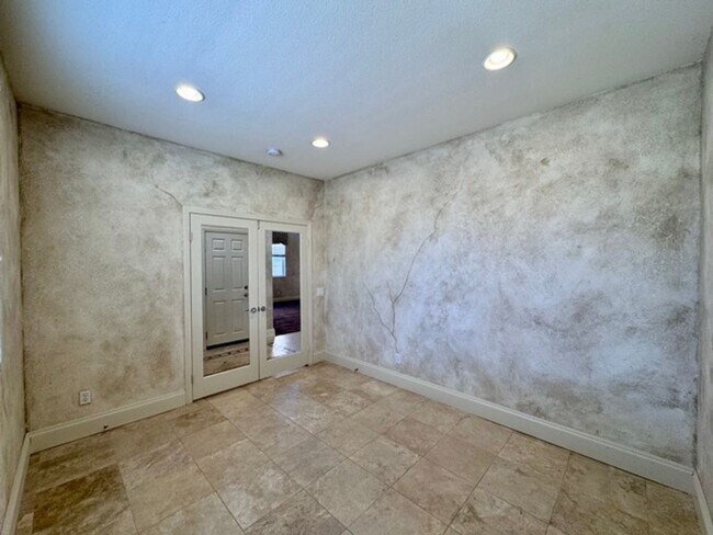 Building Photo - FOR LEASE: Stunning expansive 3 Bedroom Re...