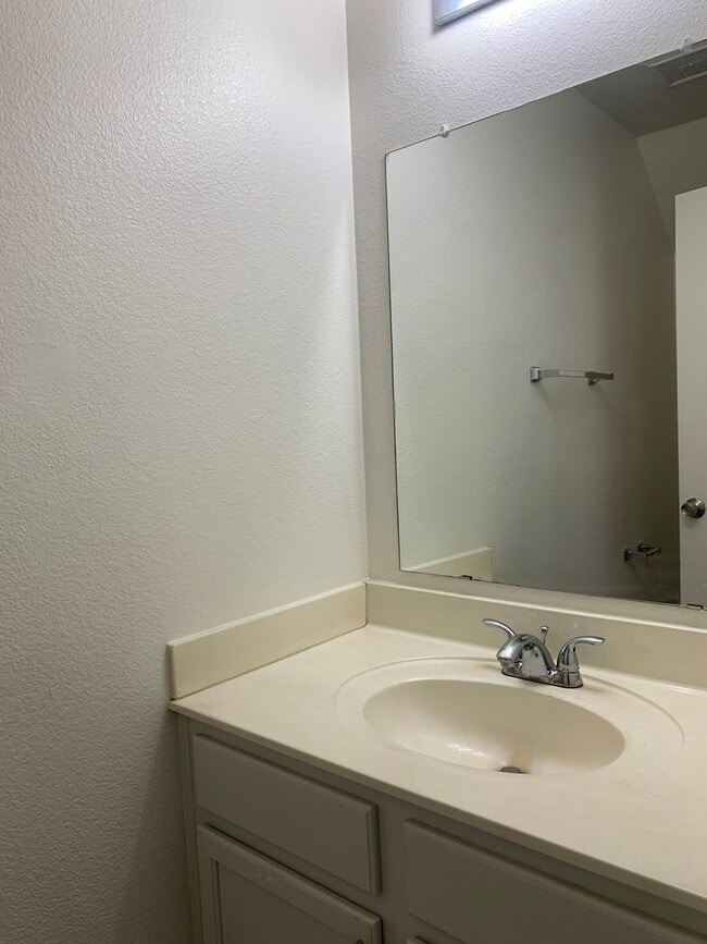 Building Photo - Ready Now!! 3BR 2.5BA located in Chandler - Cross Streets: Warner/Alma School