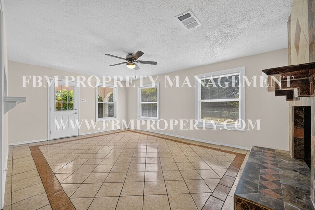 Building Photo - 2358 Norwood Dr