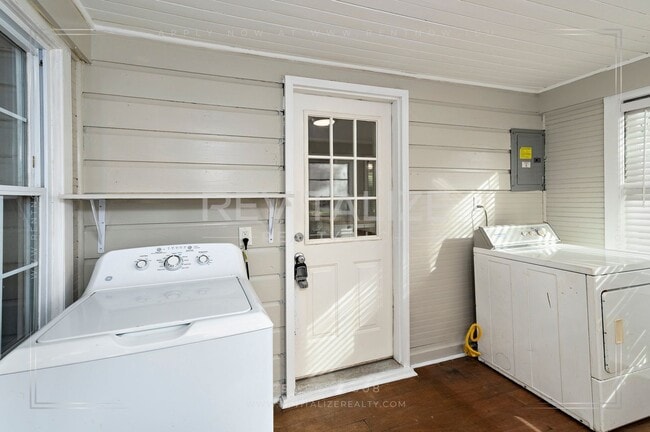 Building Photo - Updated 2 Bed 1 Bath Cottage in Established Neighborhood!