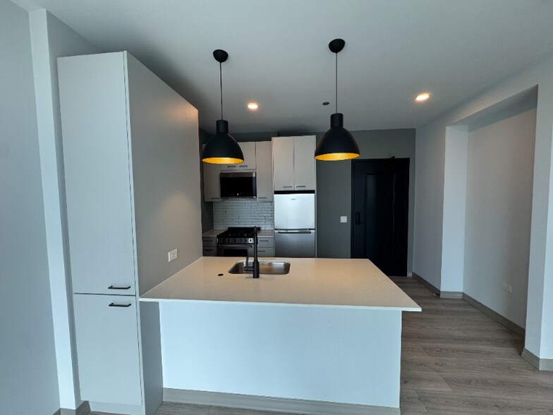 Building Photo - 2131 N Elston Ave