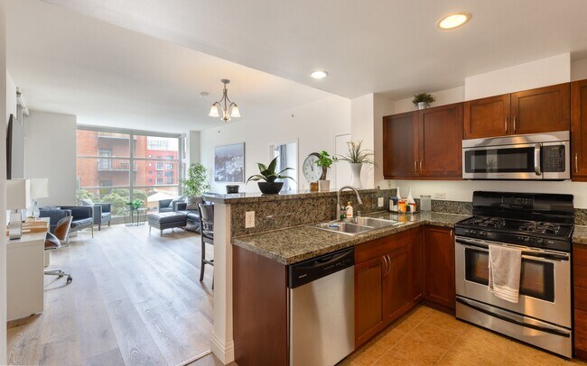Building Photo - Modern 2 Bed/ 2 Bath Condo in the Heart of...