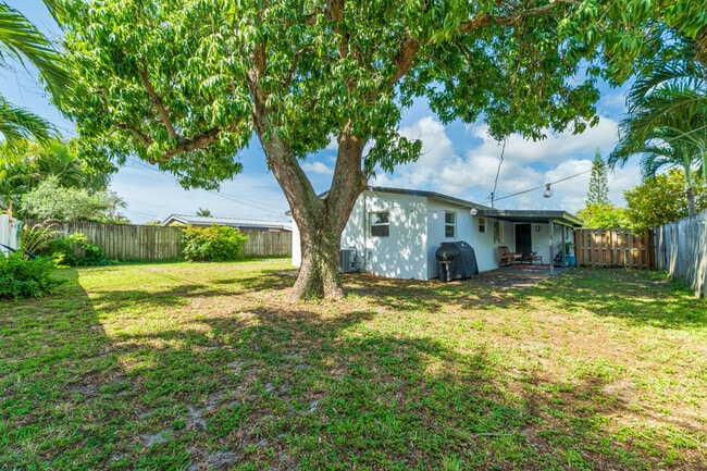 Building Photo - 5840 NE 1st Terrace