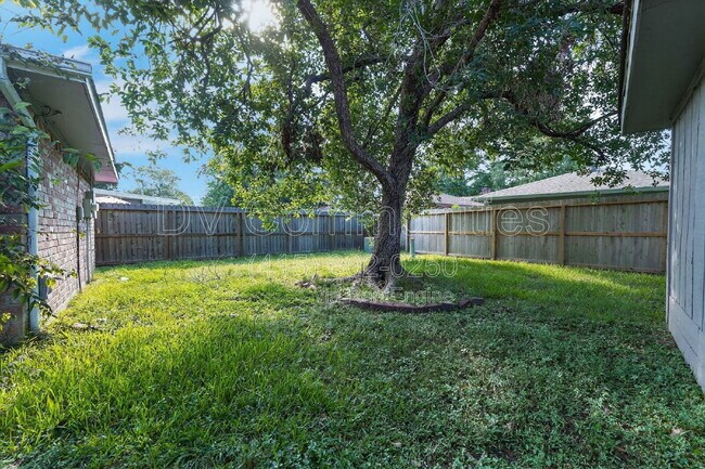 Building Photo - 15707 Lone Tree Dr