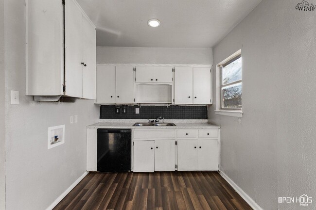 Building Photo - 1411 Deville St