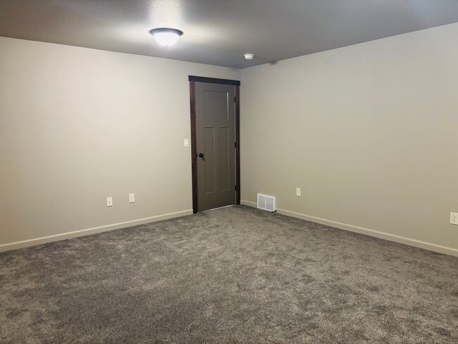 Building Photo - 4 bedroom 3 bath home