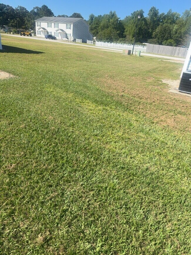 Building Photo - Adorable 2 Bedroom, 2 Bath Townhome-643 Fo...