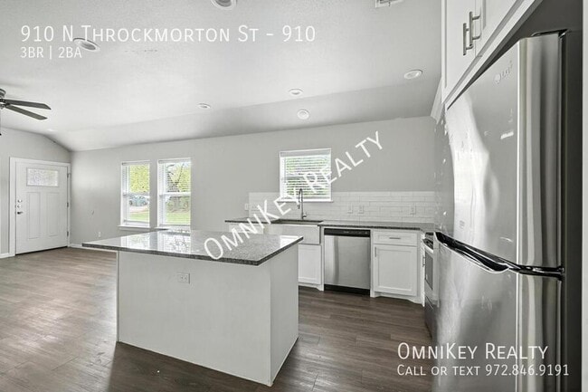 Building Photo - 910 N Throckmorton St