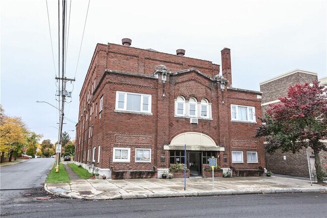 Primary Photo - 404 Main St