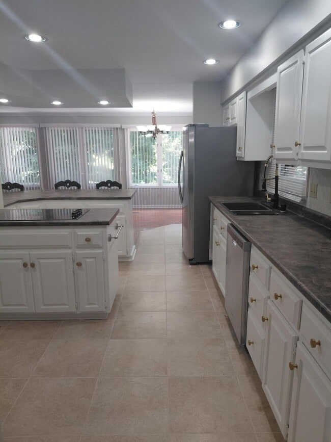 Building Photo - 3507 Lakeside Ct