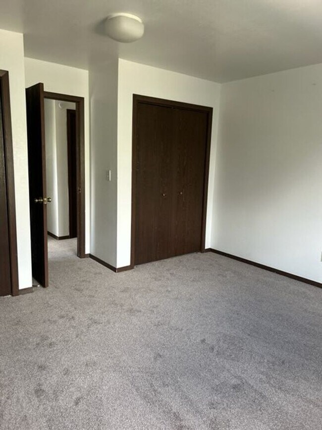 Building Photo - 93 Meadowood Dr
