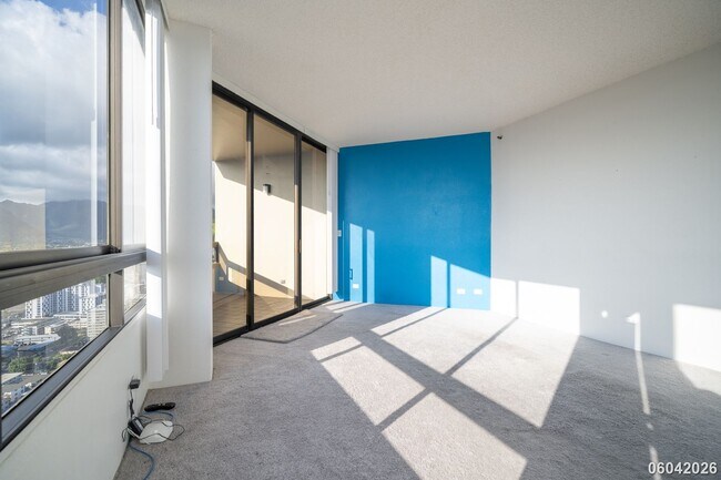 Building Photo - Luxury High-Rise Living on the 38th Floor