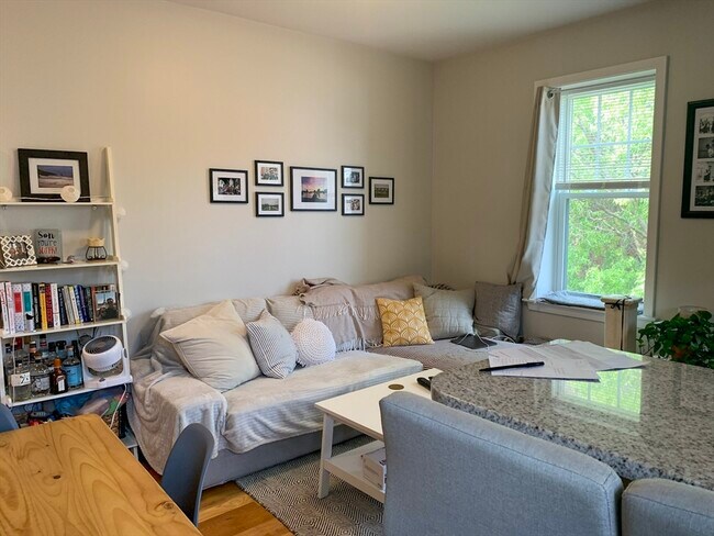 Building Photo - 33 Anderson St