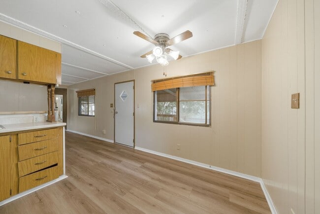 Building Photo - 2 Bedroom/1 Bathroom Home in the Green Valley Estates Subdivision!