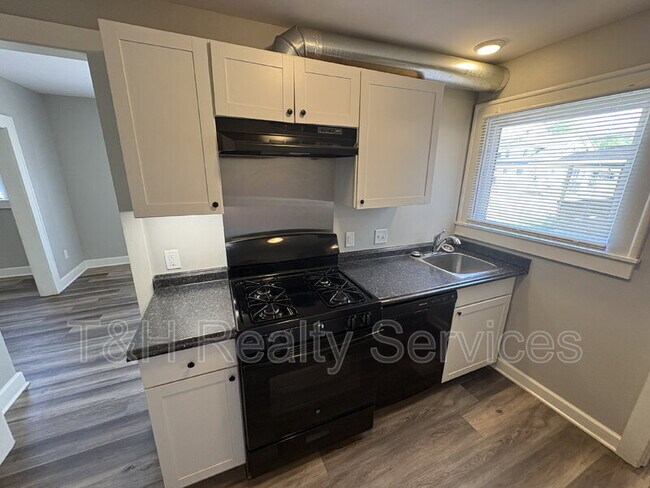 Building Photo - 639 N Gray St