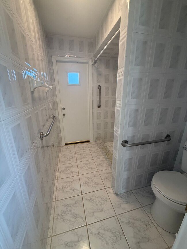 Building Photo - 8102 Ibiza Ct S