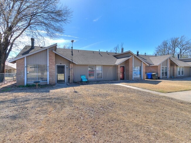Building Photo - Charming West Norman Duplex