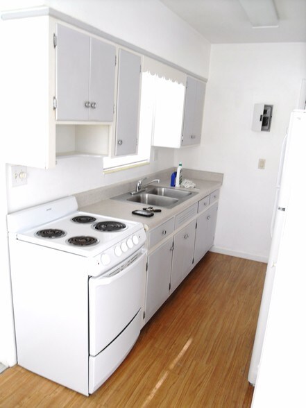 Kitchen - 900 SW 7th Terrace