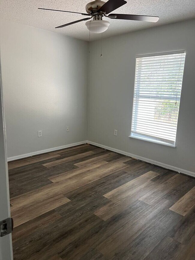 Building Photo - Updated Home in Poinciana