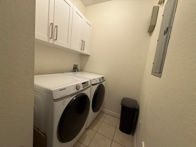 Building Photo - 3020 Alcazar Pl