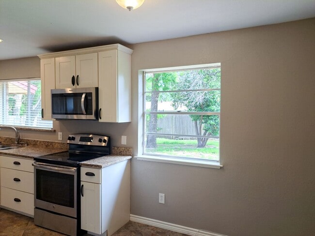Building Photo - 3 Bedroom / 2 Bath / 2 Car Garage