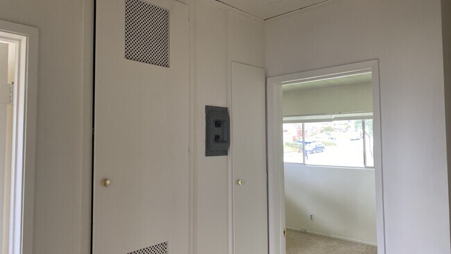 Building Photo - 770 E Mariposa St