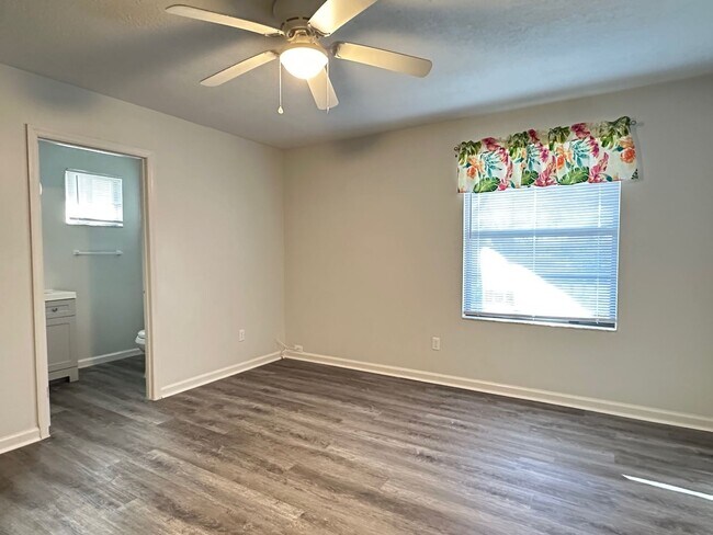 Building Photo - Island Bungalow, Minutes From the Beach!