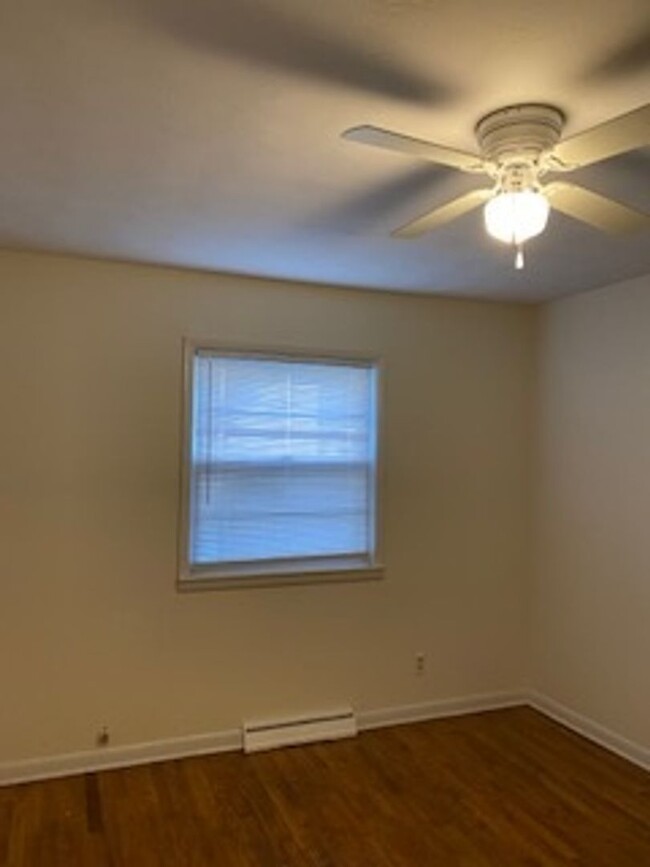 Building Photo - 3 Bed, 1 1/2 Bath, 1 Car Garage, Fenced Yard!