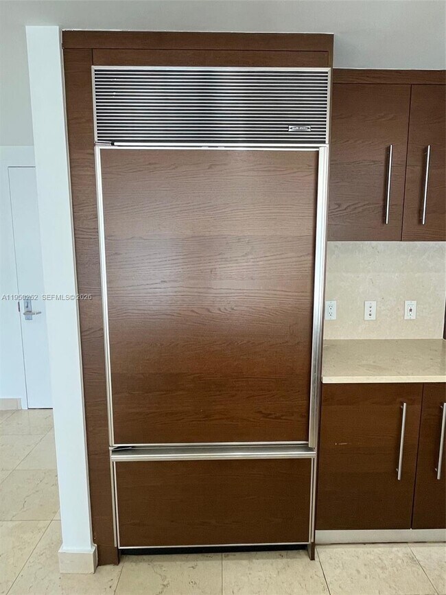 Building Photo - 495 Brickell Ave