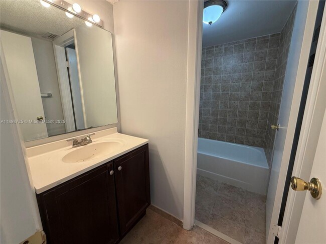 Building Photo - 1071 Adams Ave